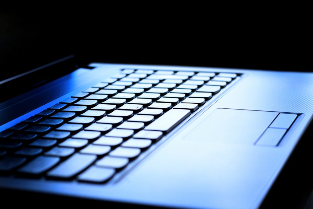 自主的なサービス残業は違法？企業が順守すべきコンプライアンスや影響について解説