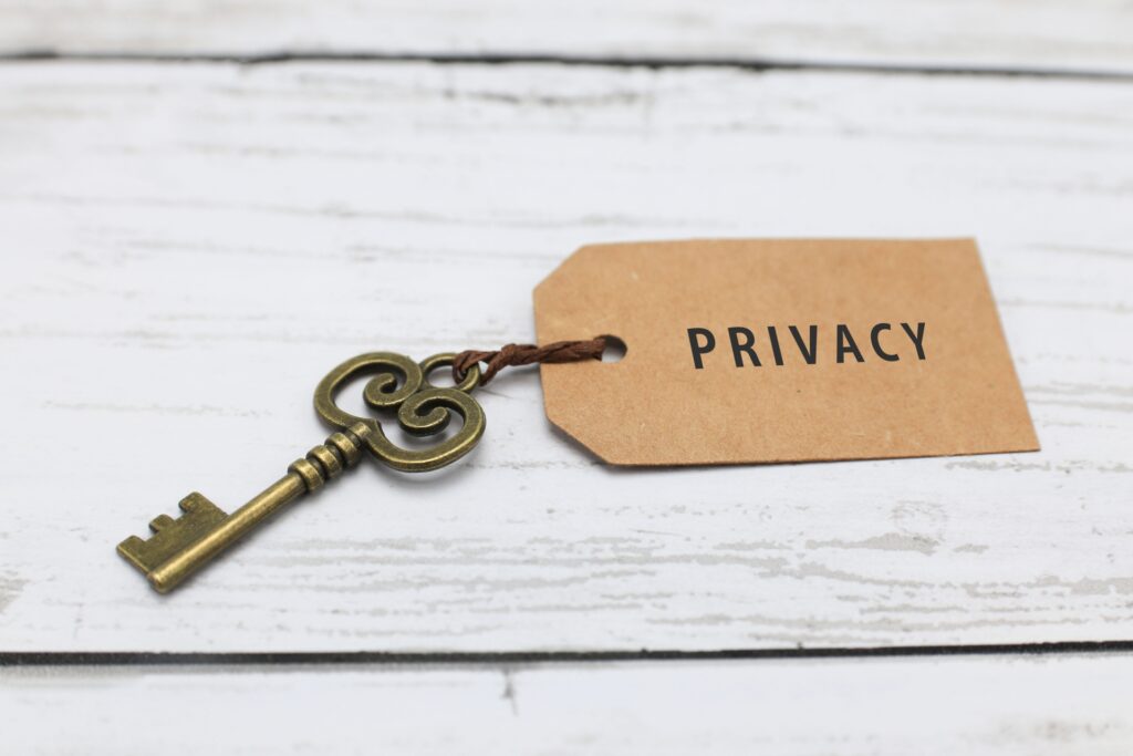 プライバシーの保護とは？対策不足による会社のリスクや個人情報との関係性も解説