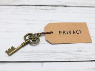 プライバシーの保護とは？対策不足による会社のリスクや個人情報との関係性も解説