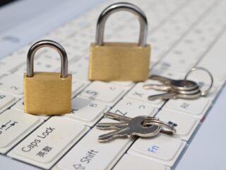情報漏洩の原因と対策を解説。事例から学ぶ安全な情報管理のポイントとは？