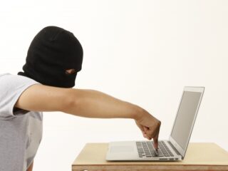 情報の持ち出しが引き起こすリスクは？発生しがちな状況や有効な対策を解説
