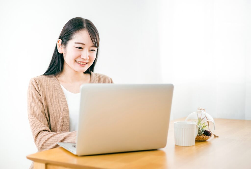 テレワーク管理ツールは必要？メリットや無料・有料ツールの違い、費用対効果の考え方を解説