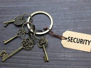 ログ管理ツールの必要性とは？無料・有料ツールの違いや、費用対効果について解説