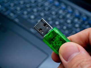 社員の情報持ち出しの実態とリスク。企業が取るべき対策も解説