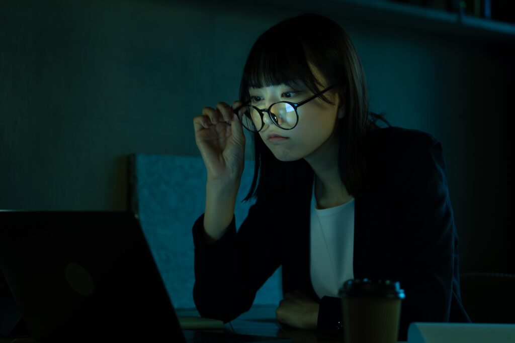 隠れ残業のリスクとは？ステルス残業が起こる原因と必要な対策について解説