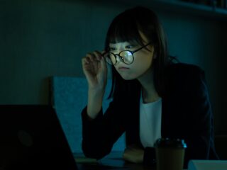隠れ残業のリスクとは？ステルス残業が起こる原因と必要な対策について解説
