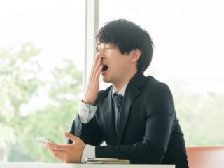 サボり社員とは？社員が仕事をサボる原因や、企業としてすべき対策を解説