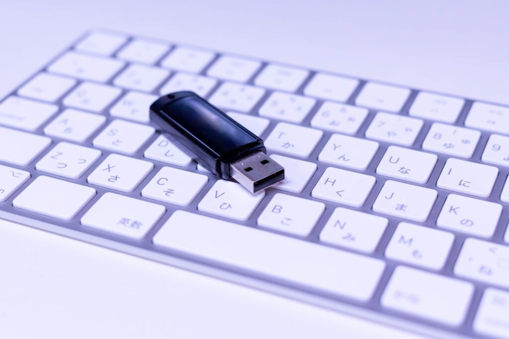USBメモリは使用禁止にすべき？不正が起きた場合のリスクや制限する企業が多い理由