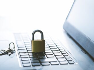 ヒューマンエラーによる情報漏洩の実態は？被害事例や原因・企業が取るべき対策を解説
