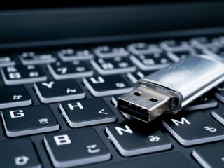 手土産転職の実態と代表的な事例｜企業が取るべき防止策も詳しく解説