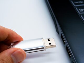 USBメモリの持ち出し制御ができるツールを紹介。情報漏洩リスクと具体的な対策方法を解説